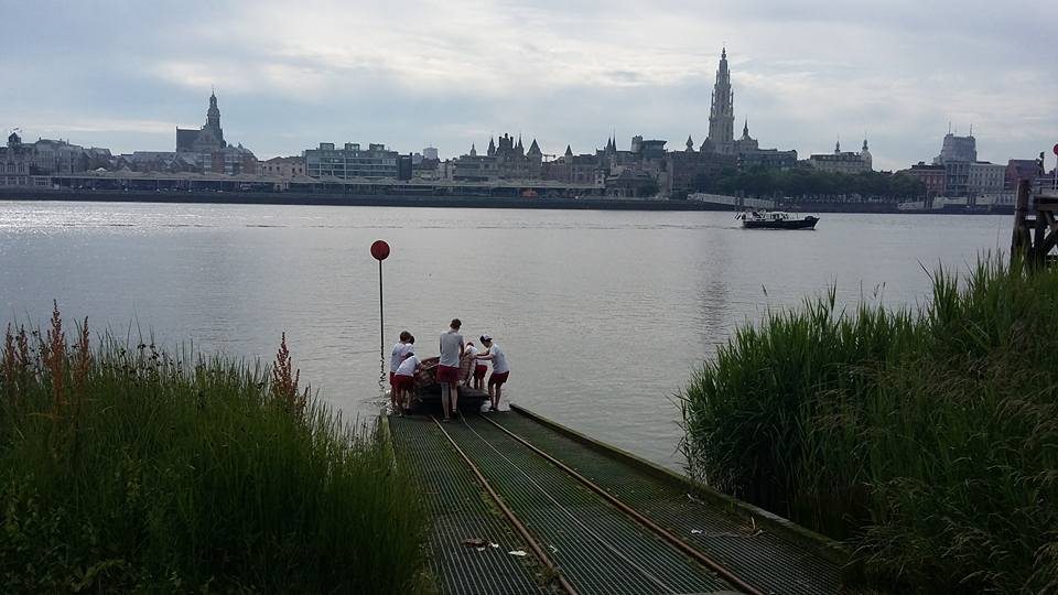 zeescouts roeien op de schelde in antwerpen